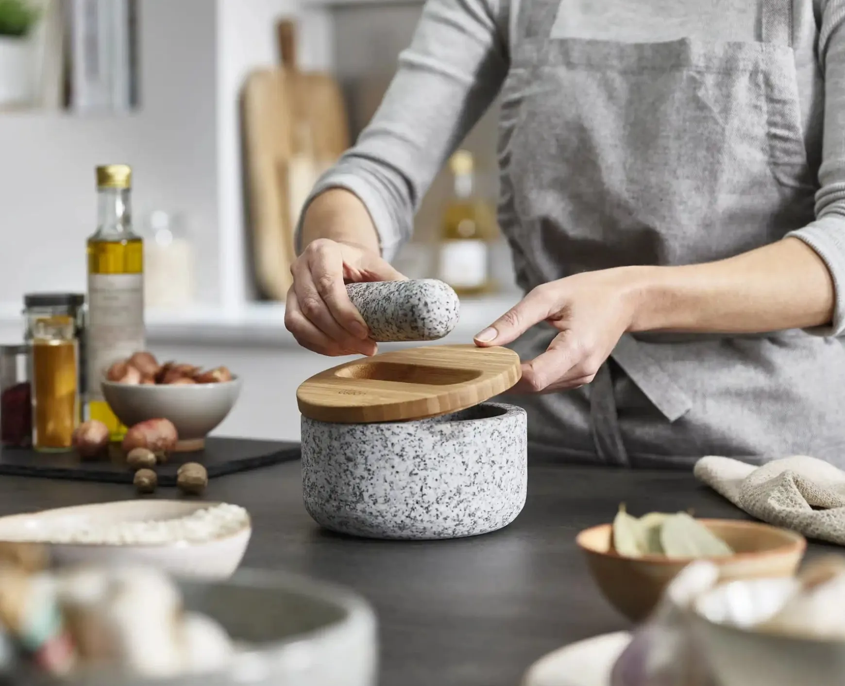 Joseph Joseph Dash™ Pestle & Mortar with Lid- Kitchen Utensils & Gadgets