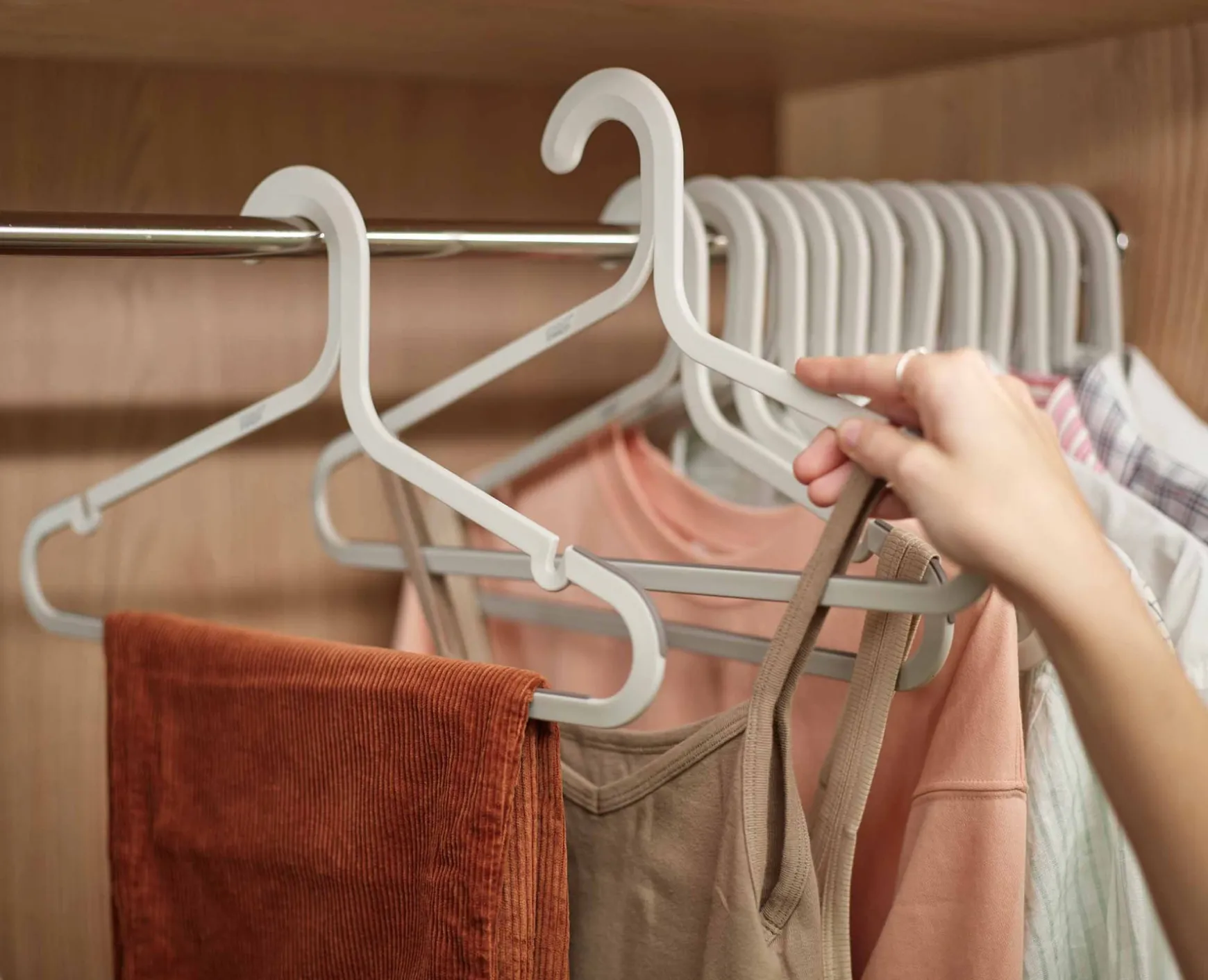 Joseph Joseph Orderly™ Set of 5 Anti-tangle Clothes Hangers- Closet Organization